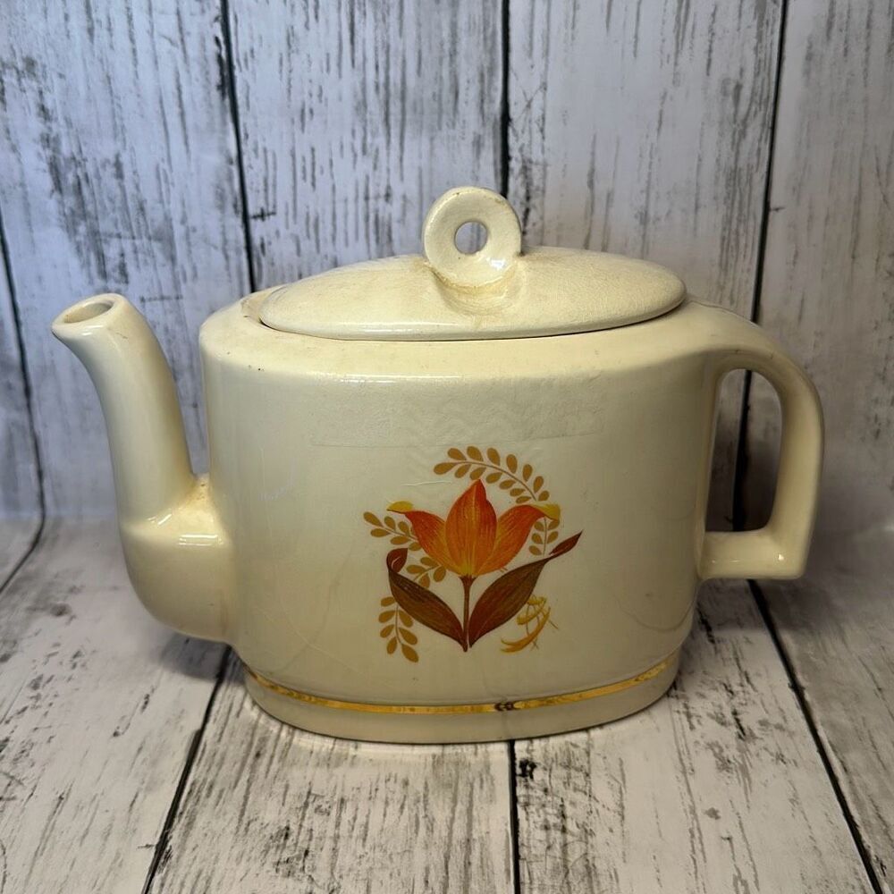 Vintage Mid Century Modern Bakerite‎ Tulip Teapot with 22K Gold Trim Art Deco
